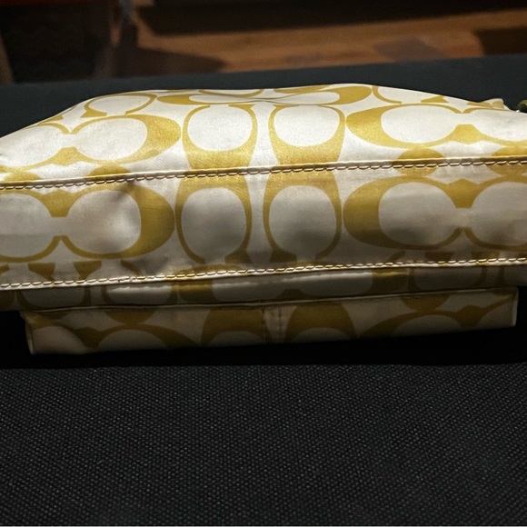 EUC COACH satin signature logo wristlet with green, hang tag and strap - Picture 5 of 10